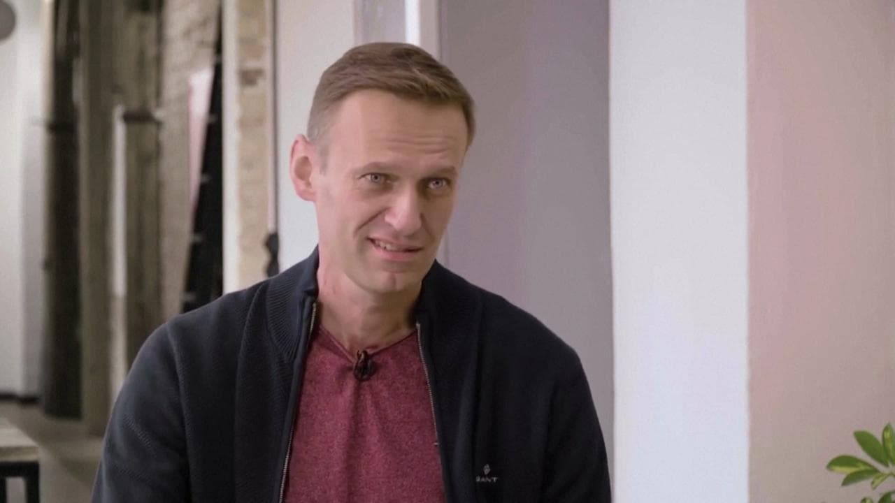 Navalnyj, la prima intervista video dopo il coma: "Mi tremano ancora le mani"