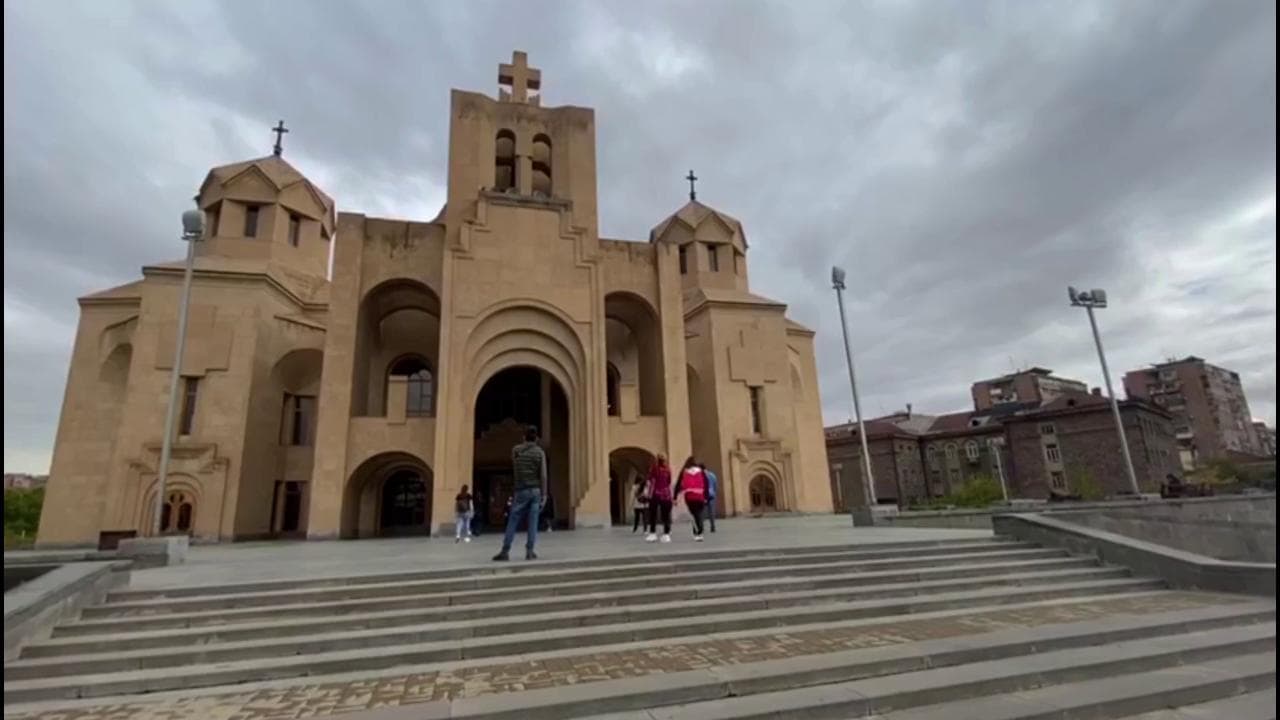 Armenia, i primi profughi del Nagorno Karabakh arrivano a Erevan: le preghiere nella cattedrale di San Gregorio
