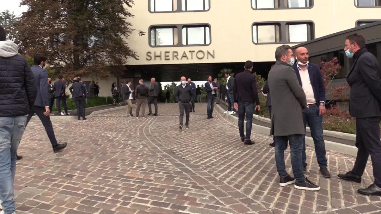 Covid, il virus frena il calciomercato: "Difficile investire, molti club non riescono a piazzare i giocatori"