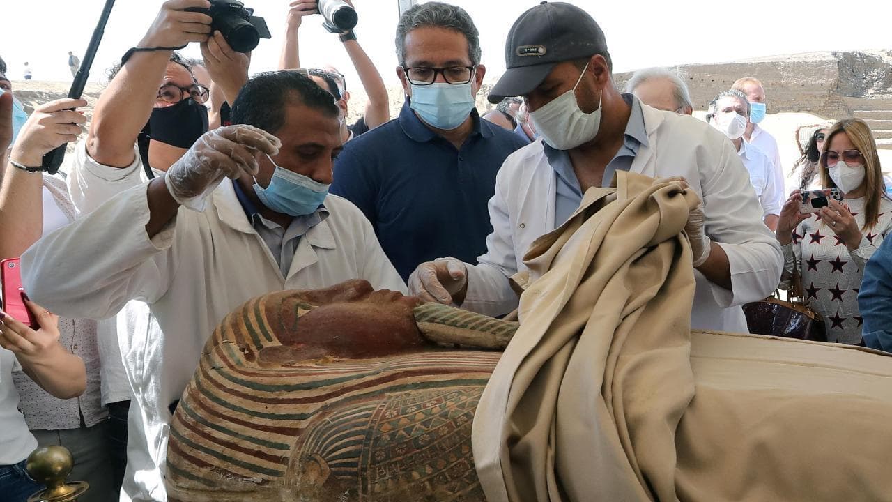 Egitto, aperti dopo 2500 anni due sarcofagi: ecco cosa hanno trovato gli archeologi
