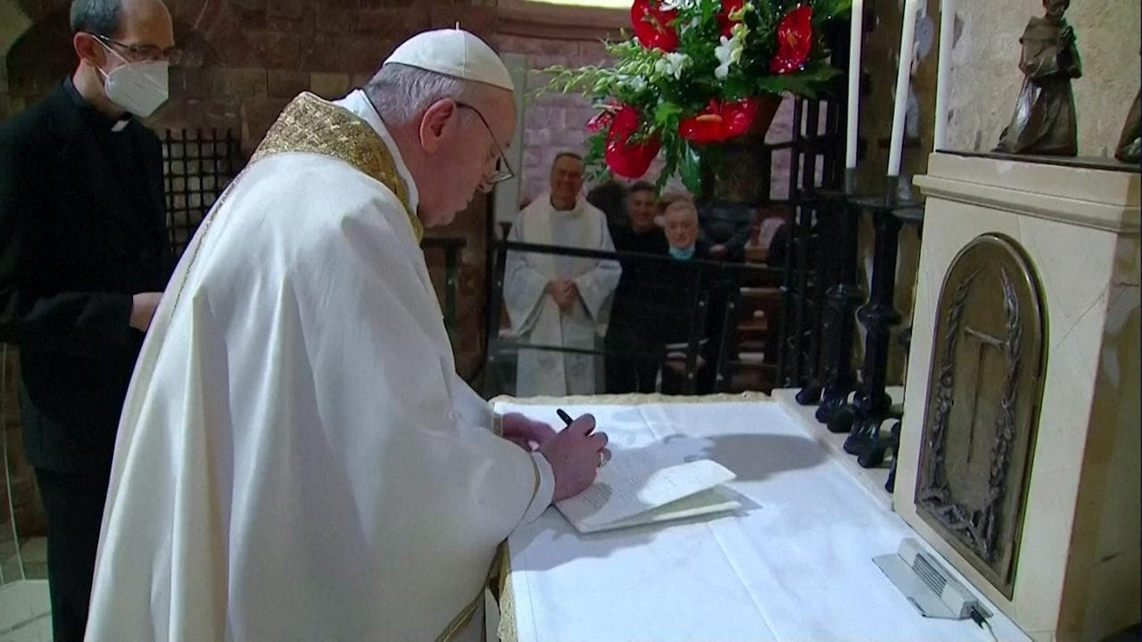 Assisi, papa Francesco firma la sua terza enciclica 'Fratelli tutti' sulla tomba di San Francesco