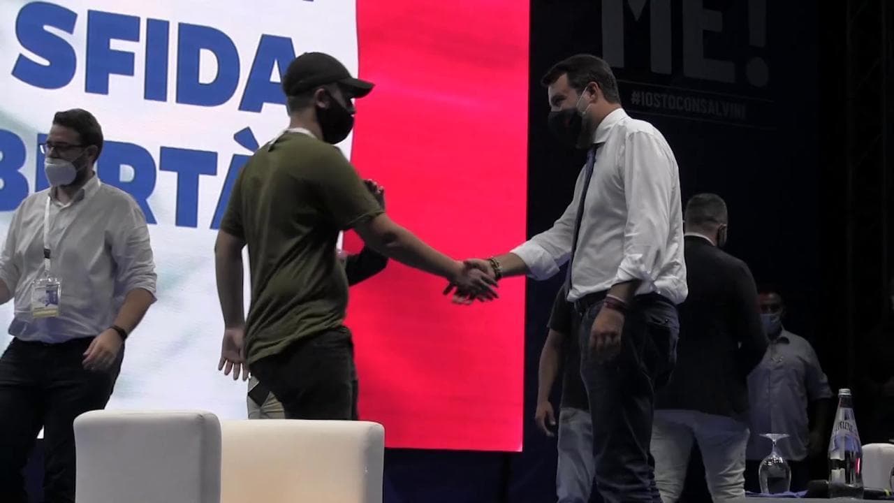 Catania: Salvini fa i selfie con la mascherina, ma stringe la mano a tutti