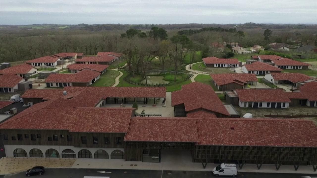 Sentirsi a casa per combattere l'Alzheimer: in Francia il villaggio per chi ha smarrito la memoria
