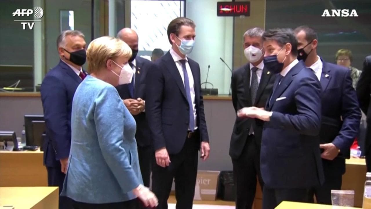 Effetto Covid: Conte si avvicina per salutare Merkel, la Cancelliera fa un balzo indietro