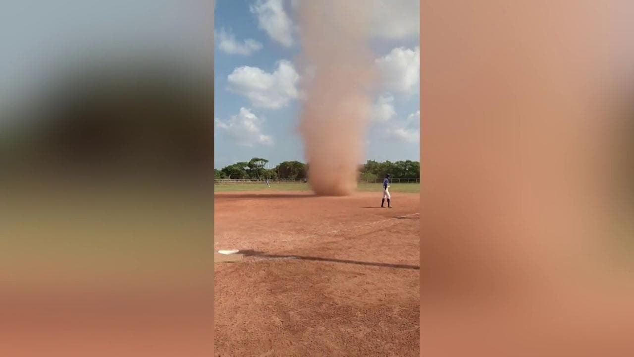 Taiwan, il diavolo di sabbia interrompe la partita di baseball: l'arbitro mette al sicuro i bambini