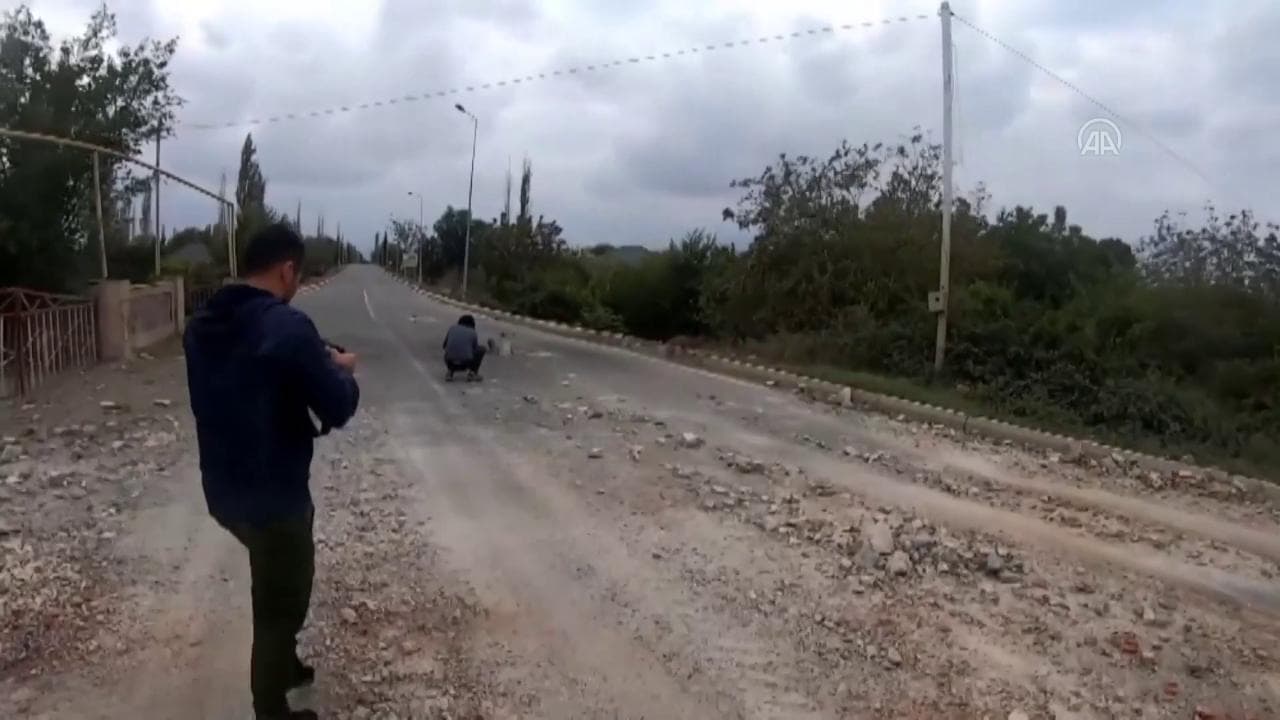Nagorno-Karabakh, bombardamenti e spari a pochi passi dai reporter: le immagini in soggettiva