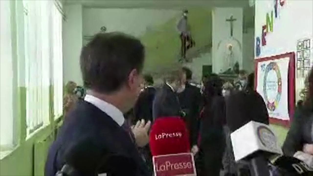 "Prof fate silenzio!" Conte in visita in una scuola, interrotto dal parlottio dei docenti durante un'interivsta