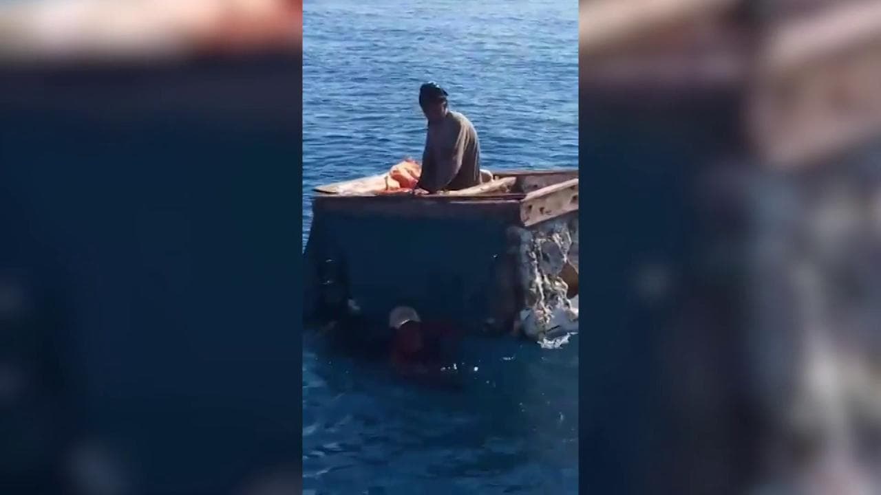 Alla deriva nell'oceano per sette notti dentro una ghiacciaia: il salvataggio del pescatore naufrago