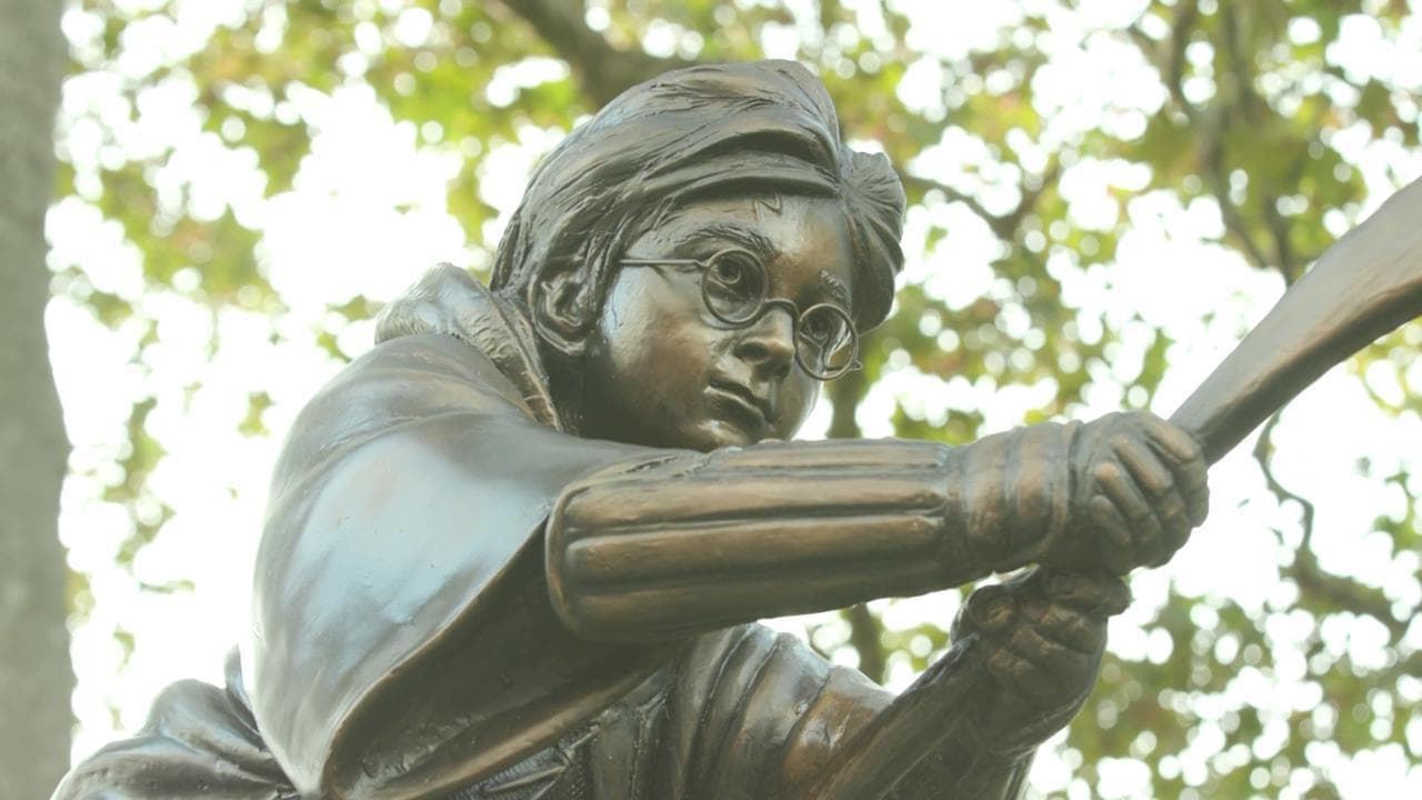 Londra omaggia Harry Potter con una statua: il monumento rivelato a Leicester Square