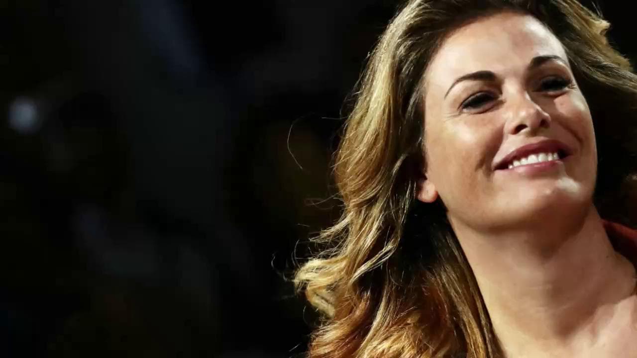Vanessa Incontrada senza veli su Vanity Fair contro il body shaming. Sui social la appoggiano: "Grazie di esistere"