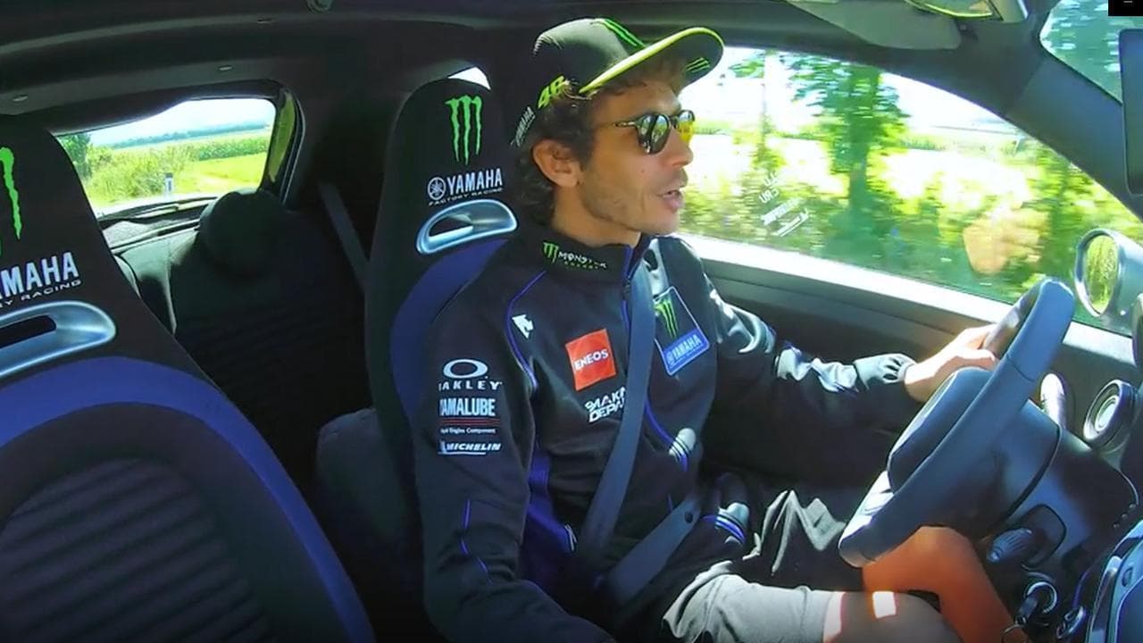 Valentino Rossi gioca con l'Abarth 595: "Che gusto"