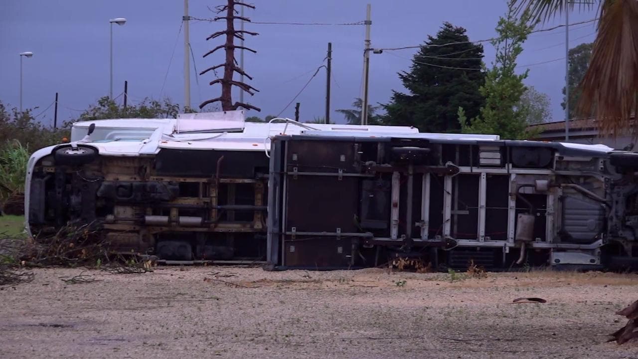 Maltempo, tromba d'aria a Nettuno: camper travolto e ribaltatato