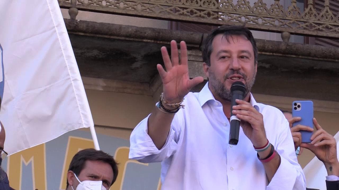 Voghera, baci e abbracci per Salvini al comizio elettorale: "Mai avuta la febbre, ho ernia cervicale"