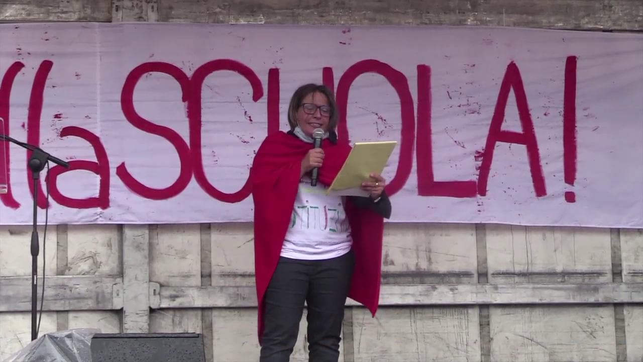 "Siamo i partigiani della scuola": docenti, studenti e genitori in piazza per chiedere investimenti
