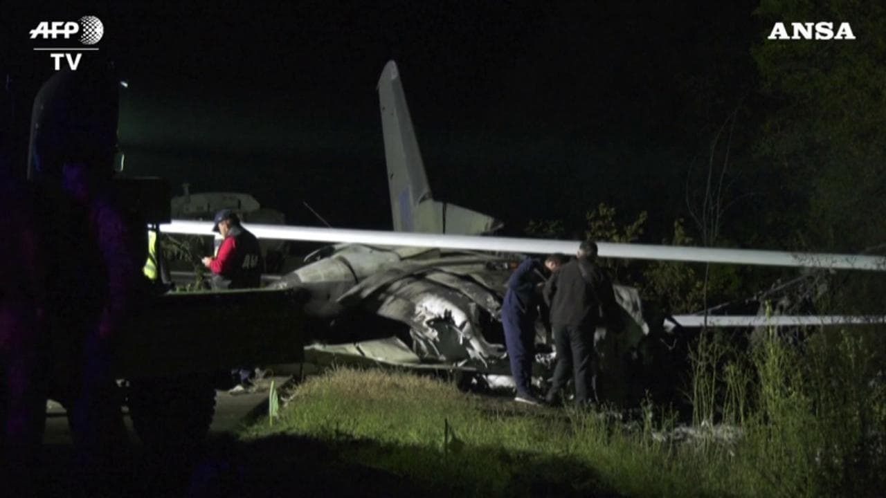 Ucraina, un aereo militare precipita in fase di atterraggio: a bordo anche degli allievi