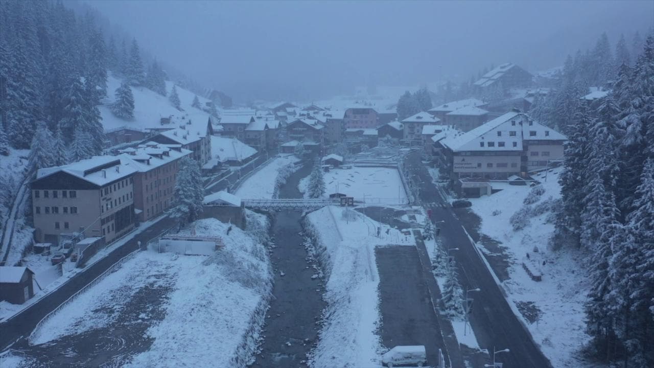 Maltempo, arriva la prima neve. In Valfurva, tetti e alberi imbiancati