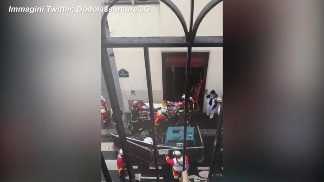 Attacco a Parigi, le prime immagini: uno dei feriti portato via in barella