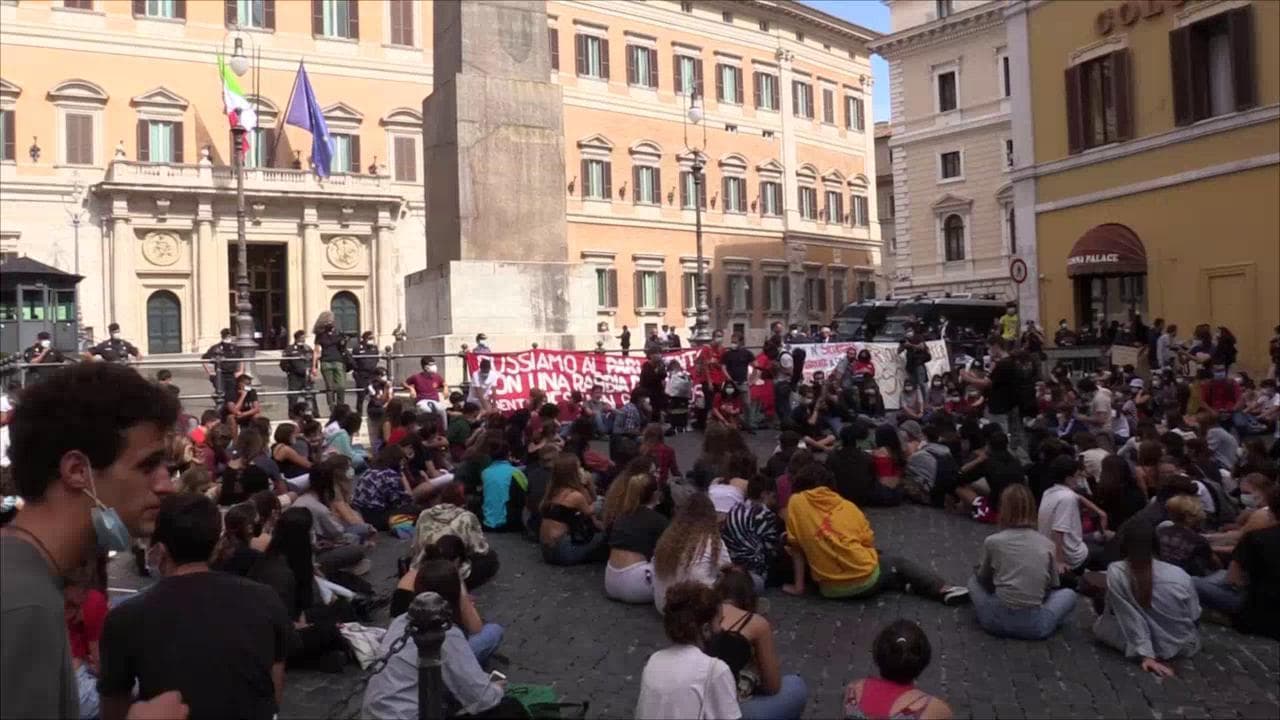 Scuola, gli studenti tornano in piazza: "Basta didattica a distanza, è il momento di investire"