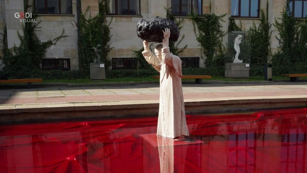 La statua di Giovanni Paolo II che sorregge un meteorite risponde all'opera di Cattelan