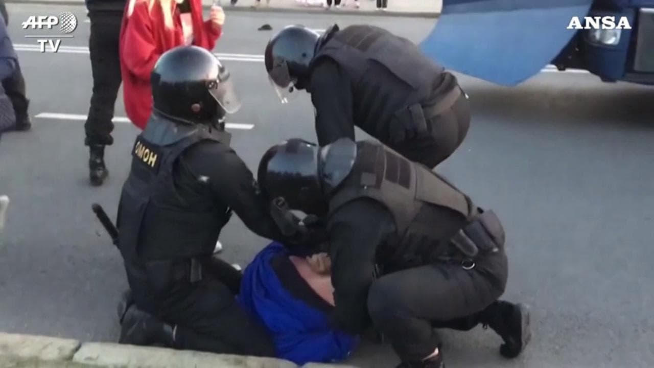 Bielorussia, nuovi scontri fra manifestanti e polizia a Minsk
