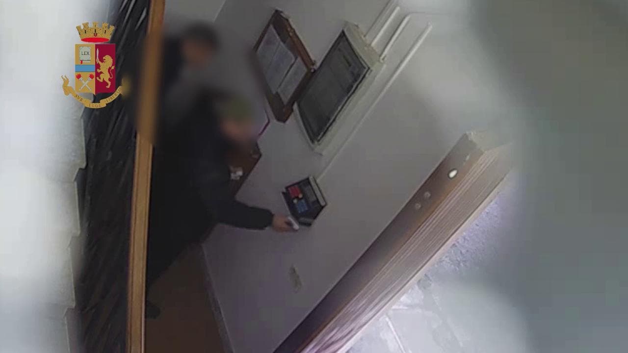 Gioia Tauro, ancora furbetti del cartellino: così l'impiegato timbrava per tutti