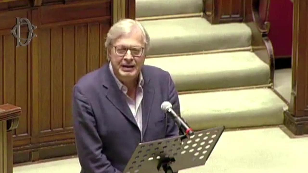 Sgarbi alla Camera: "Hanno sostituito Dio con il vaccino. Chiedo la revoca immediata dello stato d'emergenza"
