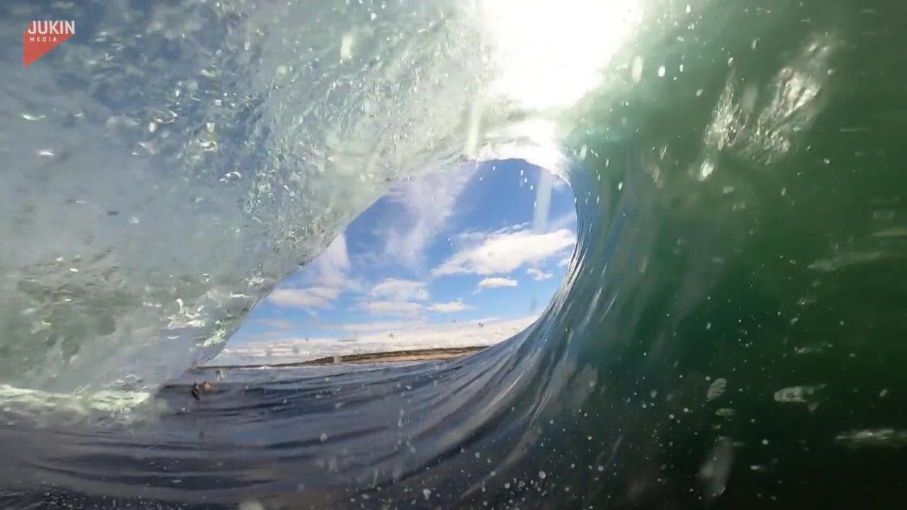 Surf, ecco cosa vede chi cavalca un'onda: il video in soggettiva
