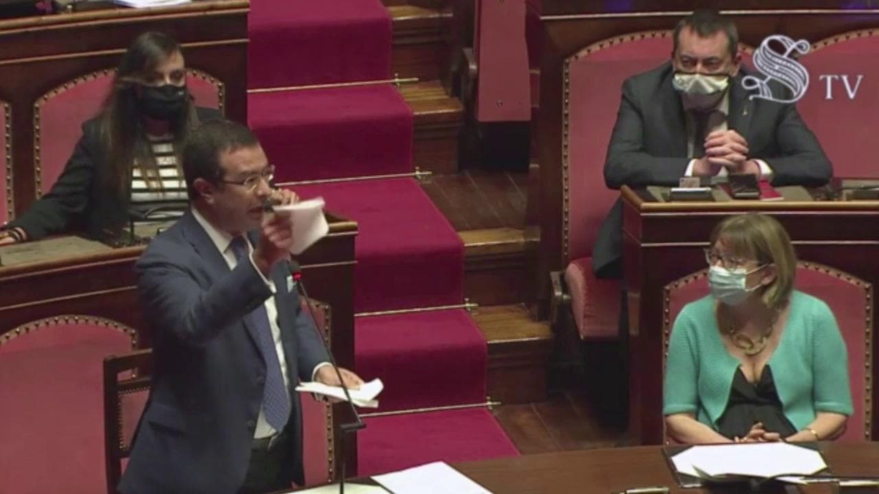 Senato, Candiani (Lega) mostra in aula mascherine mandate dal governo nelle scuole: "Con queste si puliscono i banchi"
