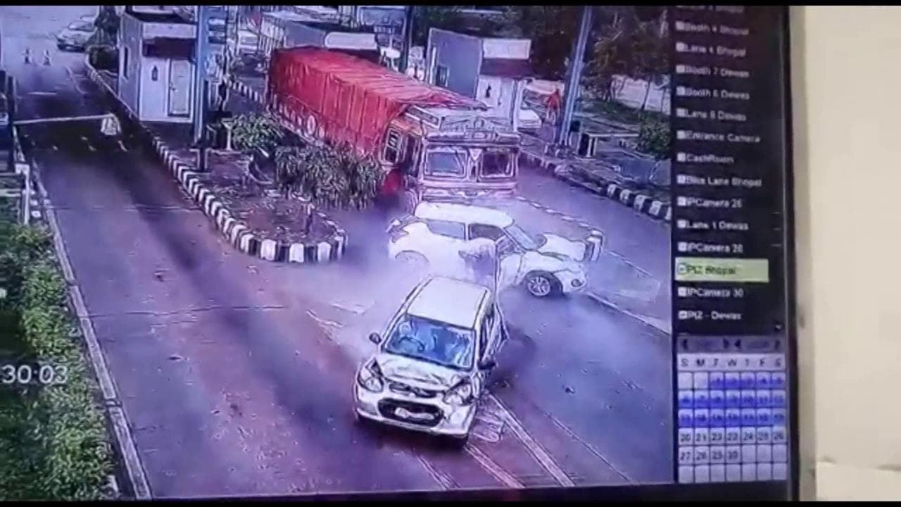 India, il camionista fugge dopo essersi schiantato contro 3 auto al casello autostradale