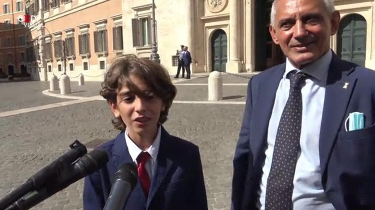Vince per errore e restituisce la medaglia, il giovane karateka ricevuto da Fico: "Ho solo fatto una cosa normale"