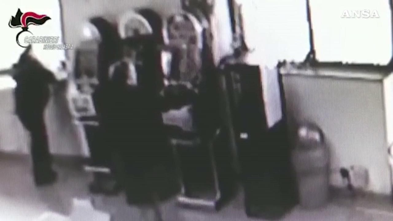 Assenteismo a Rosarno: timbrano il cartellino e vanno al bar a giocare alle slot