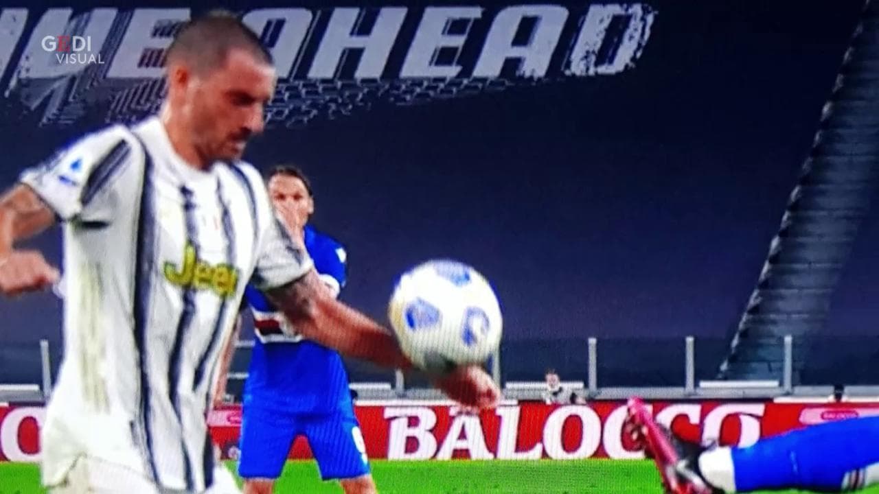 Serie A, tocco di mano in area di Bonucci, ma niente rigore: polemiche per l'arbitraggio