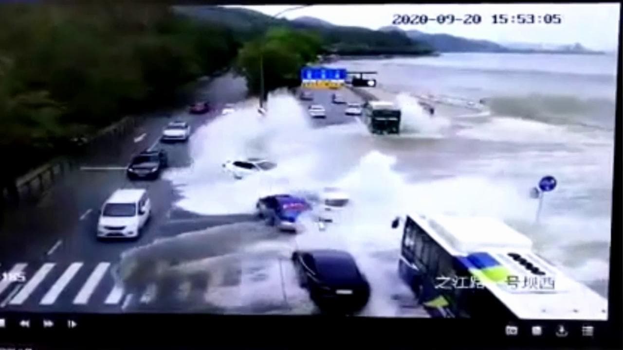 Cina, dal fiume arriva un mini-tsunami: le auto vengono travolte dalla furia dell'onda