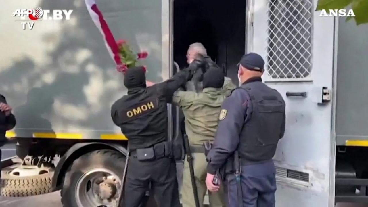 Proteste in Bielorussia, arrestata l'icona 73enne dell'opposizione Nina Bahinskaja: il militare in divisa la strattona