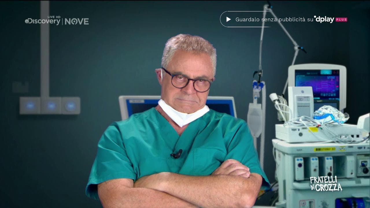 Crozza diventa Zangrillo: "Berlusconi e il Covid? Il virus si è adattato all'ospite"