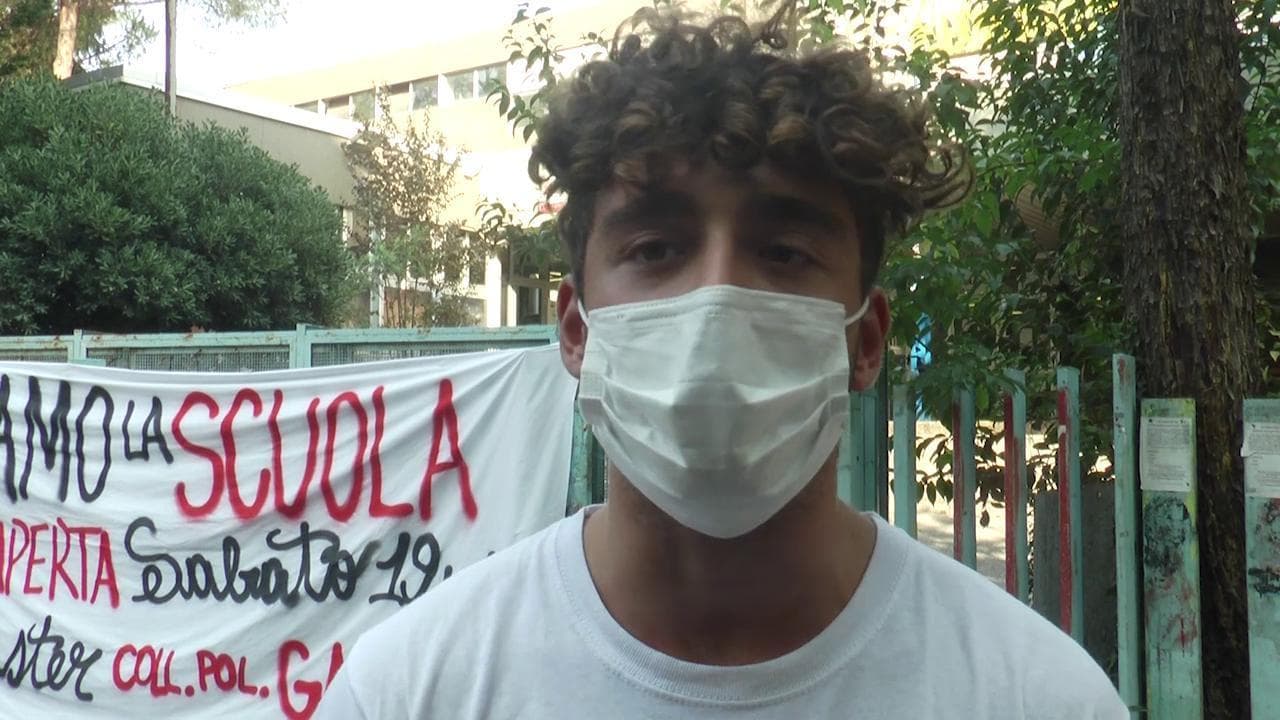 Roma, gli studenti del Socrate alla vicepreside che vieta la minigonna: "La scuola deve eliminare la cultura sessista"