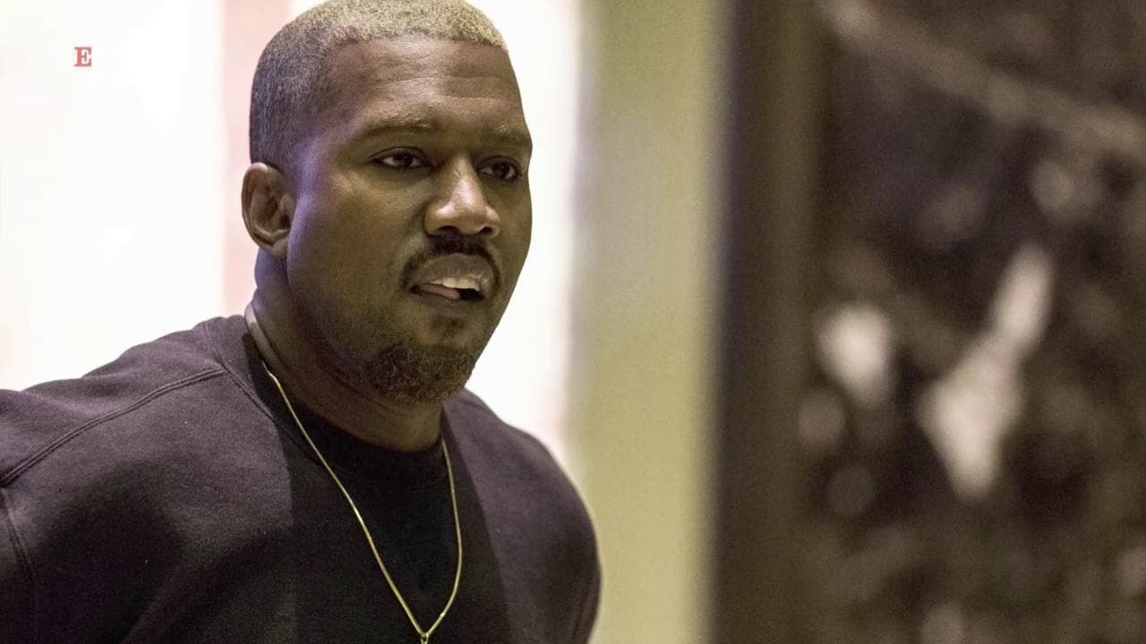 Kanye West urina su un Grammy e si scaglia contro l'industria della musica. I fan sui social: "Fatti aiutare amico"