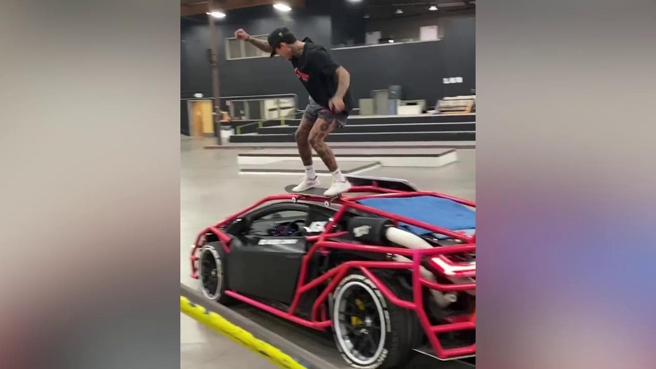 Usa, lo skater salta sopra la Lamborghini: l'evoluzione è perfetta