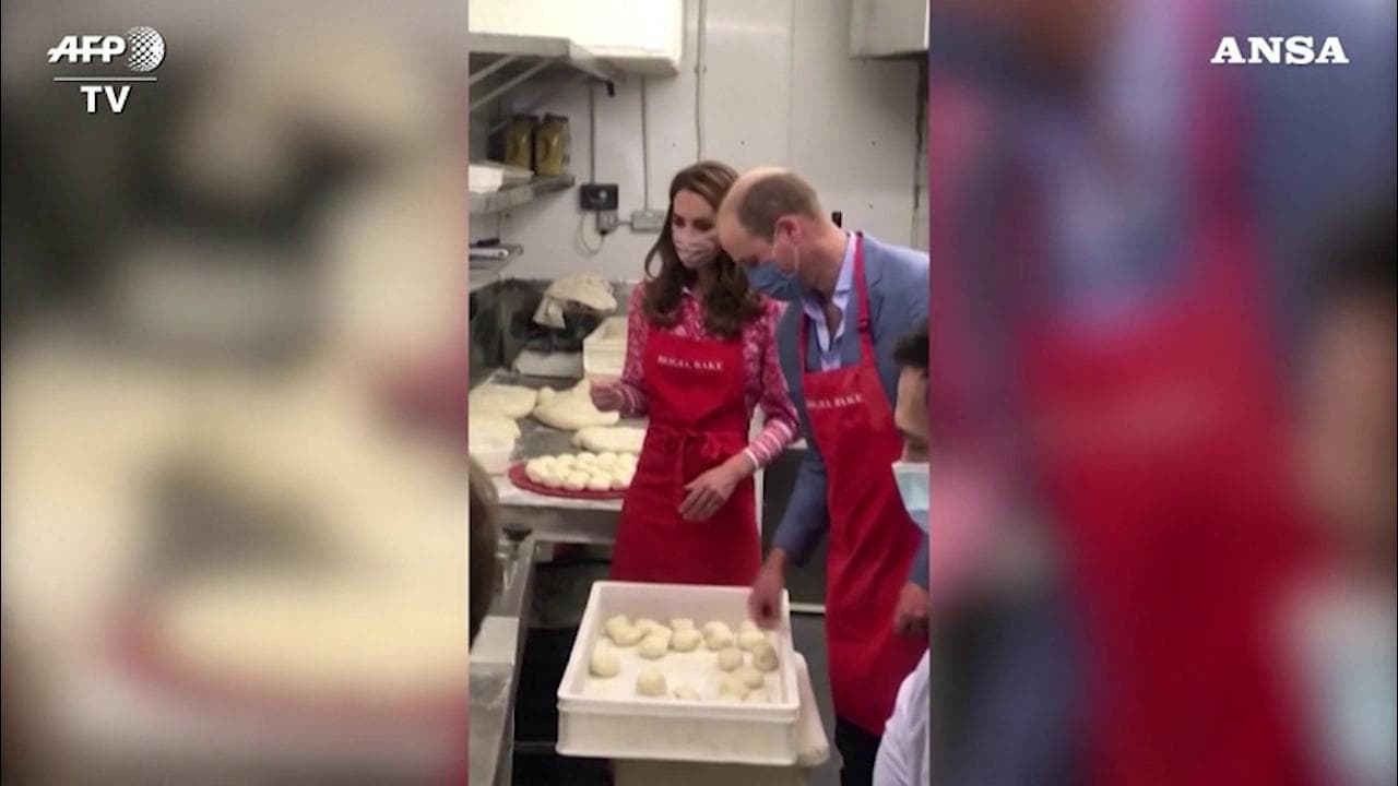 Londra, William e Kate "panettieri" per un giorno: preparano bagel in un noto panificio
