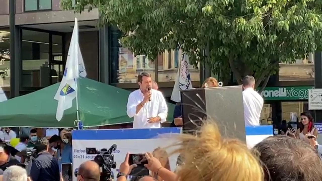 Legnano, al comizio di Salvini palloncini con la cifra "49" e slogan "ladri, ladri"