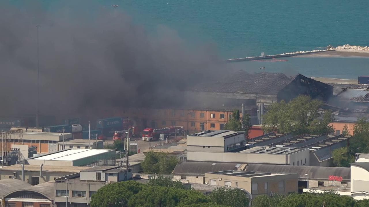 Incendio nel porto di Ancona, il messaggio dagli altoparlanti: "Scuole e parchi chiusi. Non uscite"