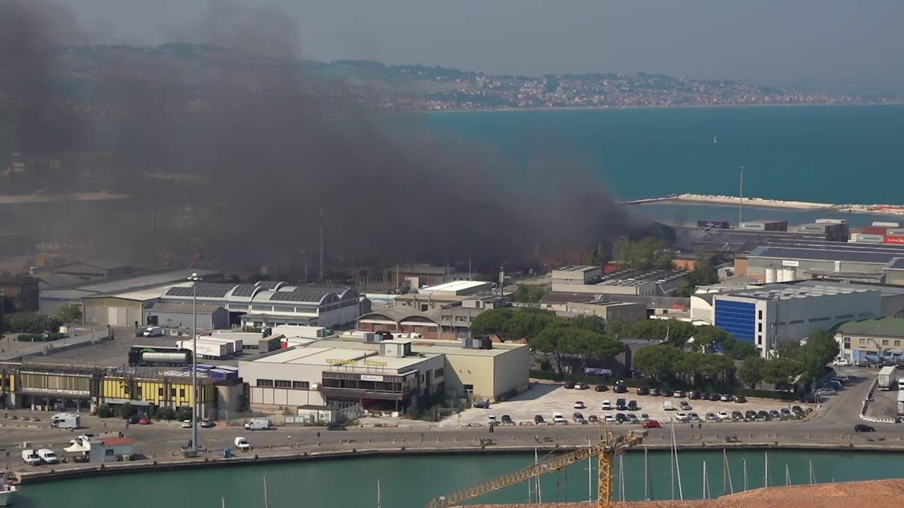 Ancona, vasto incendio nel porto: a 12 ore dallo scoppio la nube di fumo in cielo