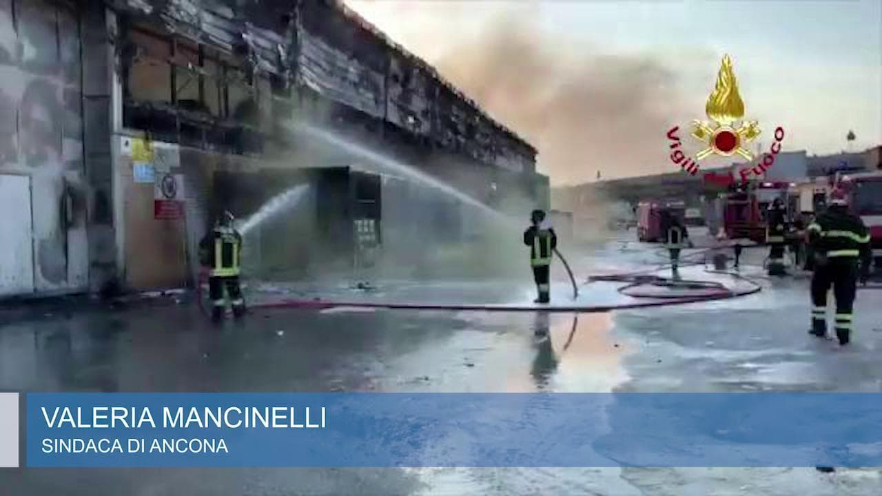 Incendio Ancona, la sindaca Mancinelli: "Si attendono gli esami sulla tossicità dei fumi"