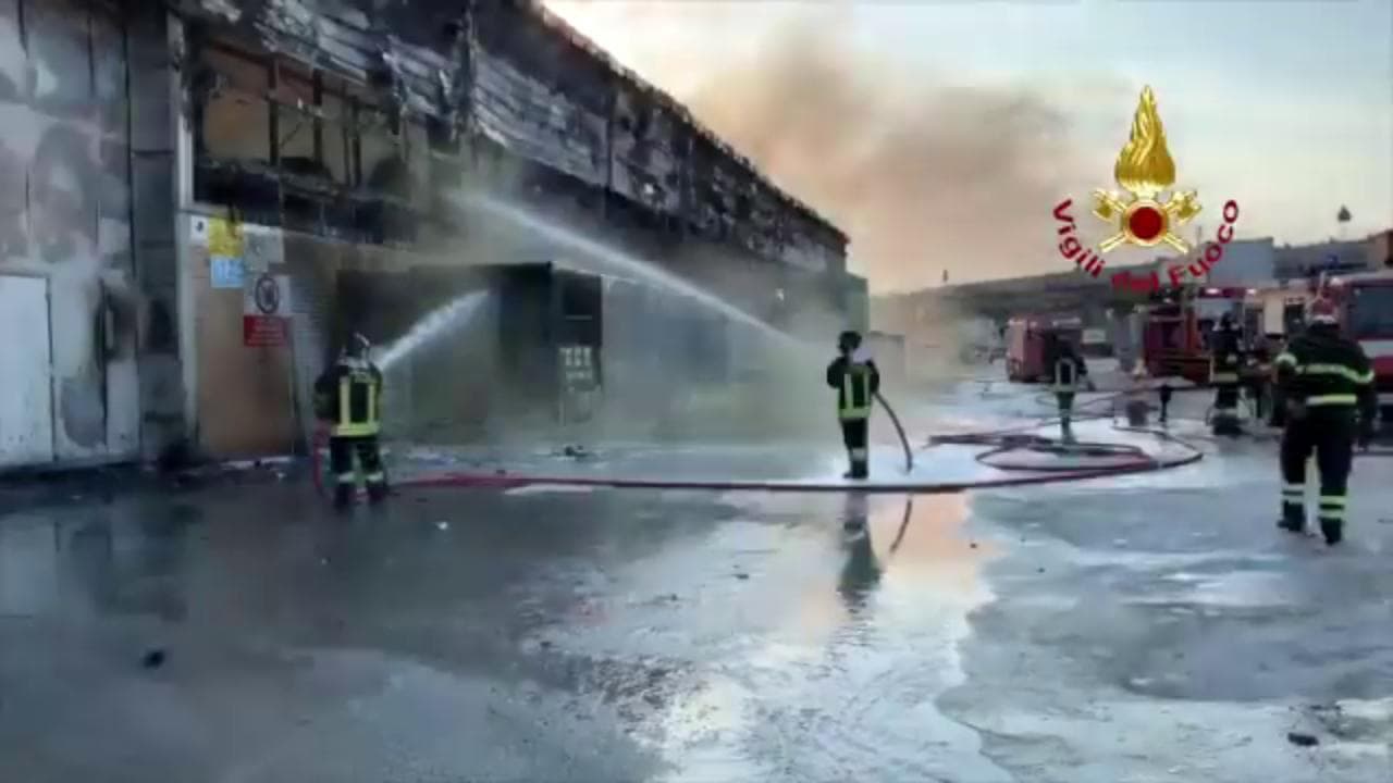 Ancona, vasto incendio nel porto: i vigili del fuoco domano le fiamme