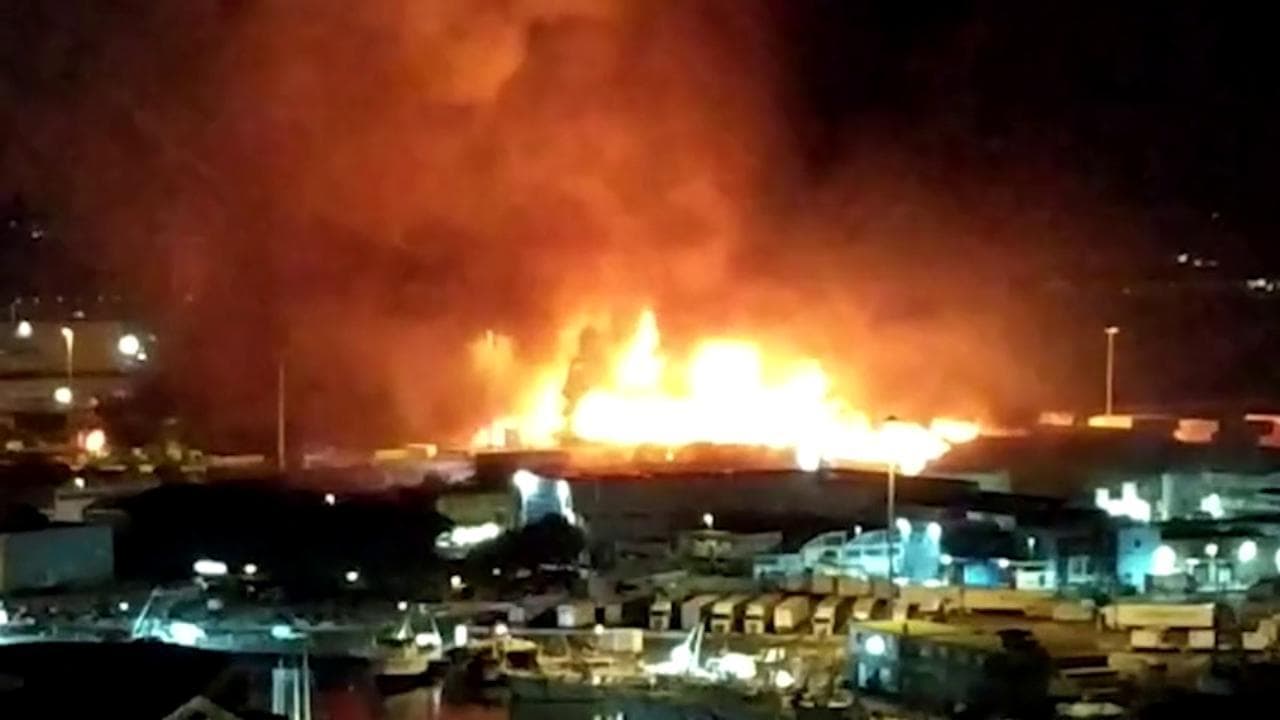 Ancona, vasto incendio nel porto: le fiamme visibili da chilometri di distanza