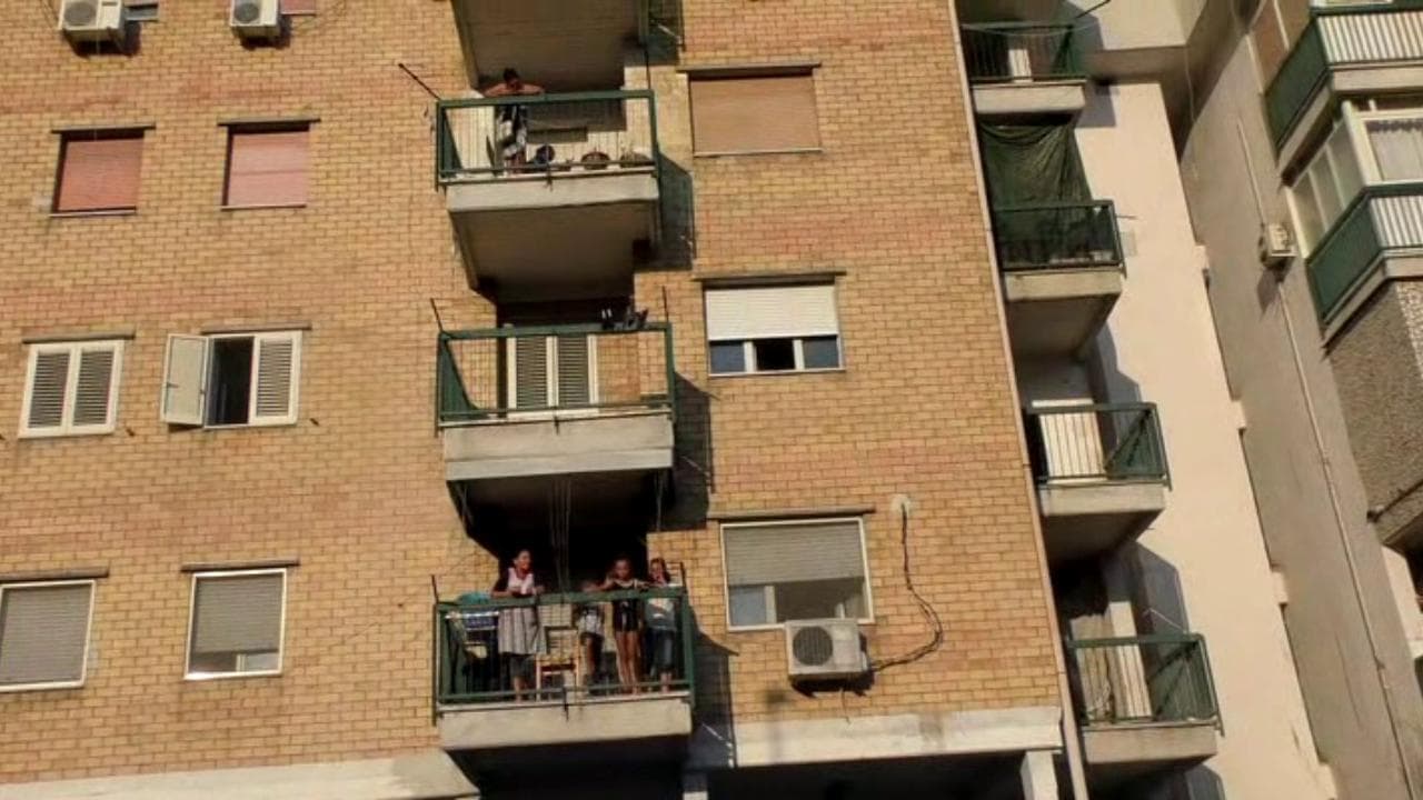 Caivano, dal palazzo di Ciro le donne gridano: "Giustizia per Paola, devono pagare"