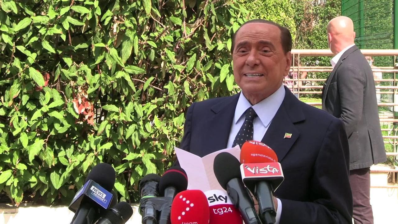 Coronavirus, Silvio Berlusconi esce dall'ospedale: "Anche stavolta l'ho scampata"