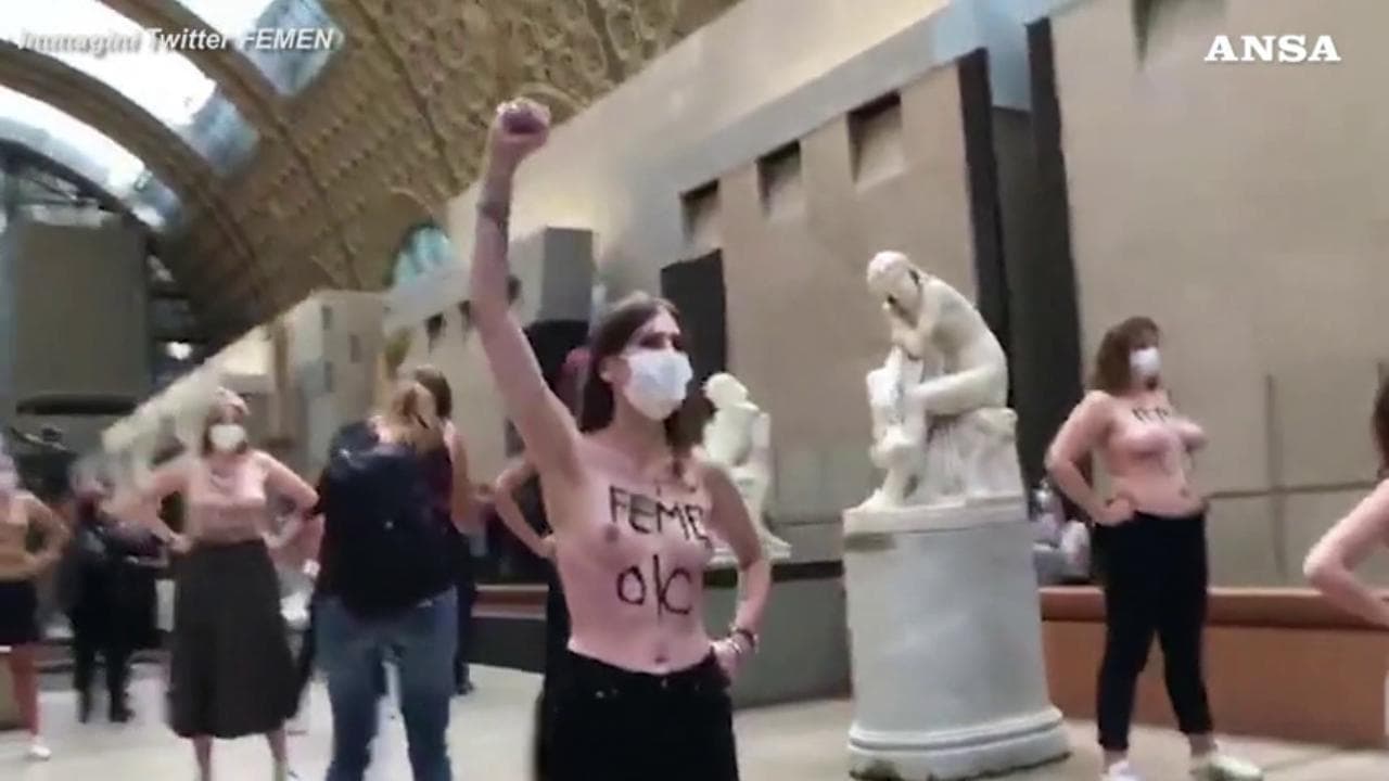 Parigi, rappresaglia delle Femen al Musée d'Orsay: a seno nudo contro stop scollature