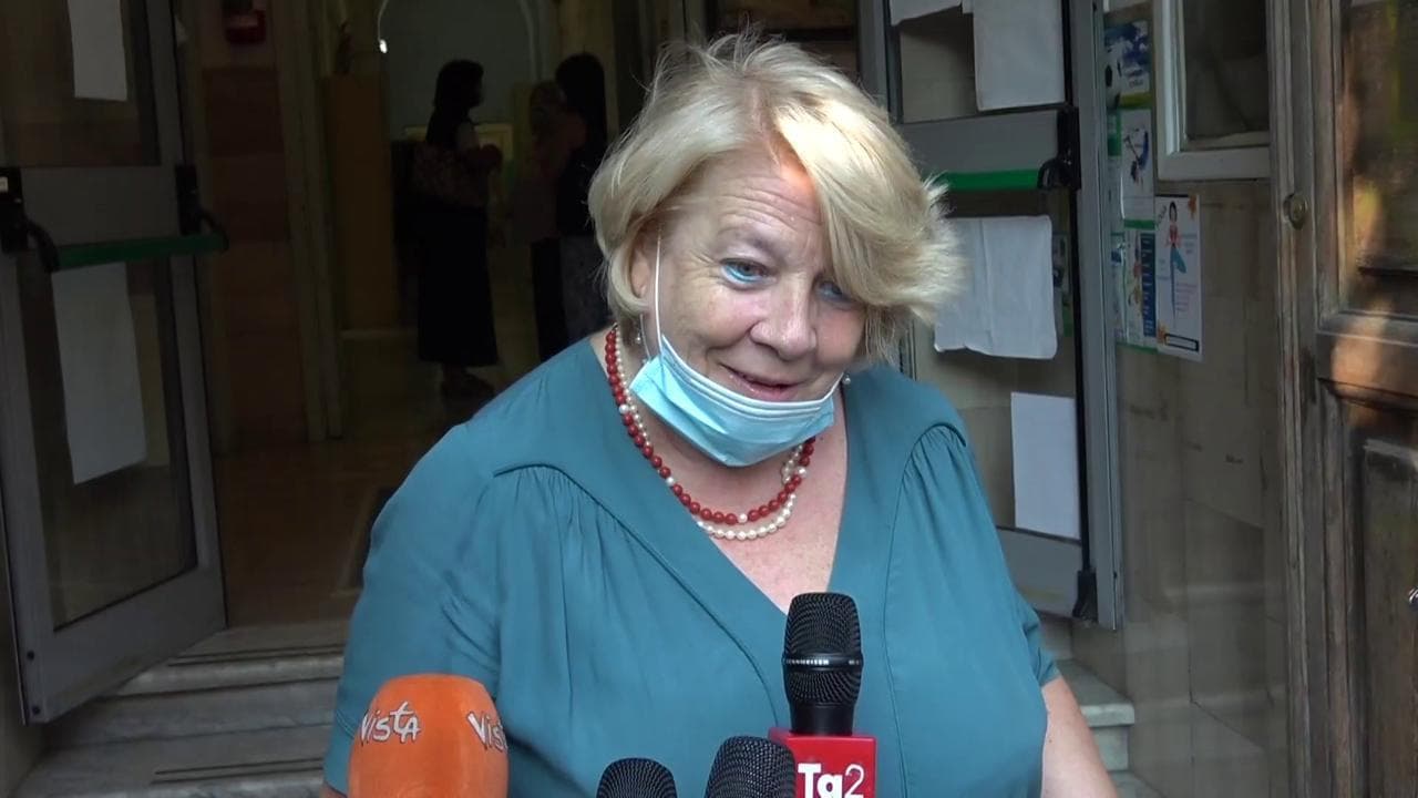 Scuola, il primo giorno tra mascherine e distanziamento. La preside del figlio di Conte: "Il premier ha fatto il papà"