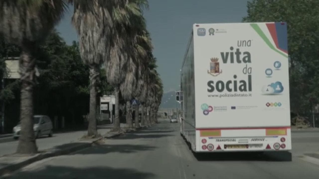 'Una vita da social': riparte la campagna educativa intinerante della Polizia